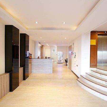 D.Y. Hotel Taichung Bagian luar foto